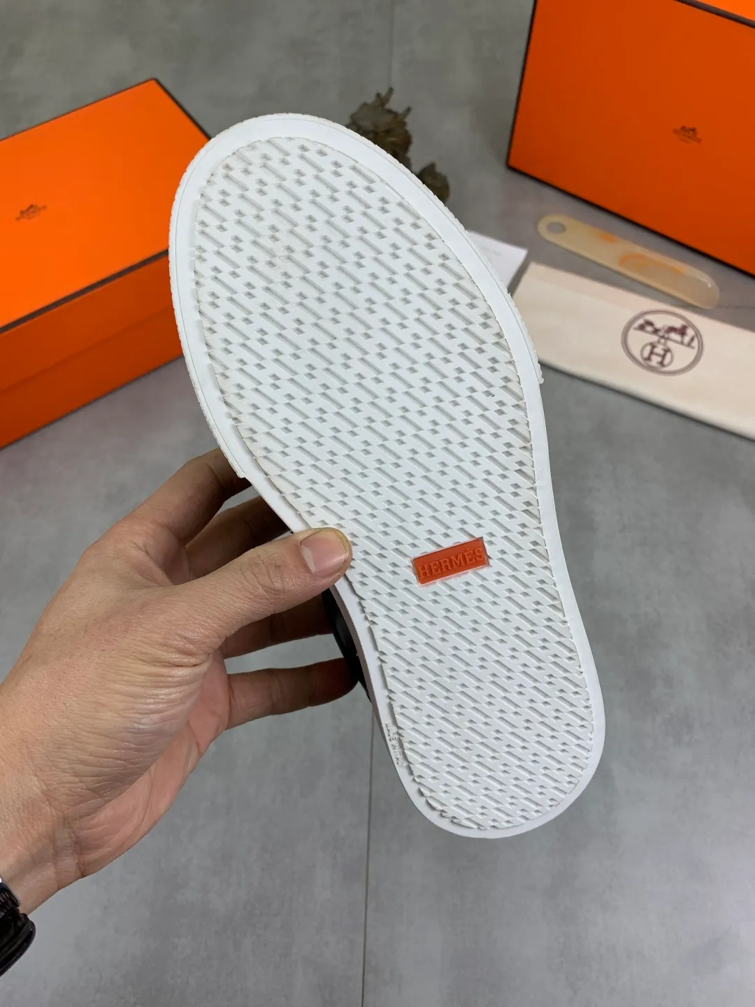 Men's men's shoes 💰P640 New Hermes top version Hermès classic couple style #𝐊𝐞𝐥𝐥𝐲 buckle casual white shoes skateboard shoes that will not conflict with shoes at all. Full of unknowns, Hermès rarely produces flat casual shoes and they are paired with classic palladium-plated Kelly shoe buckles! You'll fall in love with it at first sight. It's super versatile and can be worn with any skirt or pants. 🉑️Close your eyes and wear it. It's super noble. Fabric: Specific cowhide/canvas material. Lining: Sheepskin lining. Outsole: Original molded TPU outsole. Size: 35-45.